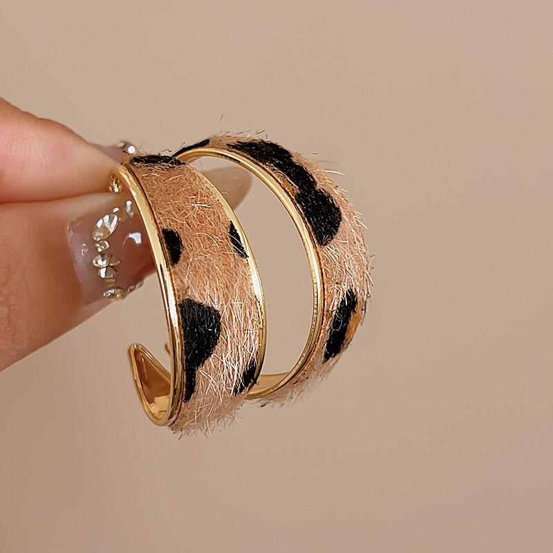 Elegant 2025 French Pearl Earrings for Women - Unique, High-End Design