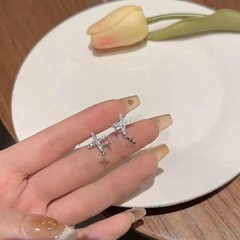 S925 exquisite super flash star cross earrings, sweet and cool temperament versatile stud earrings.