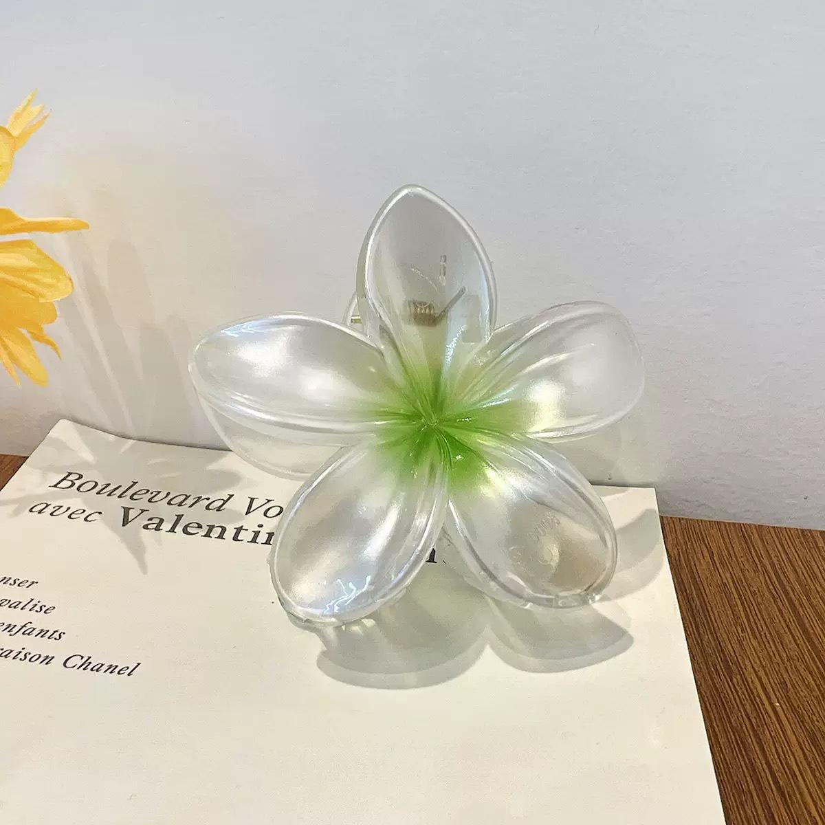 8cm Pearlescent Gradient Plumeria Hair Claw Clip for Seaside Holidays