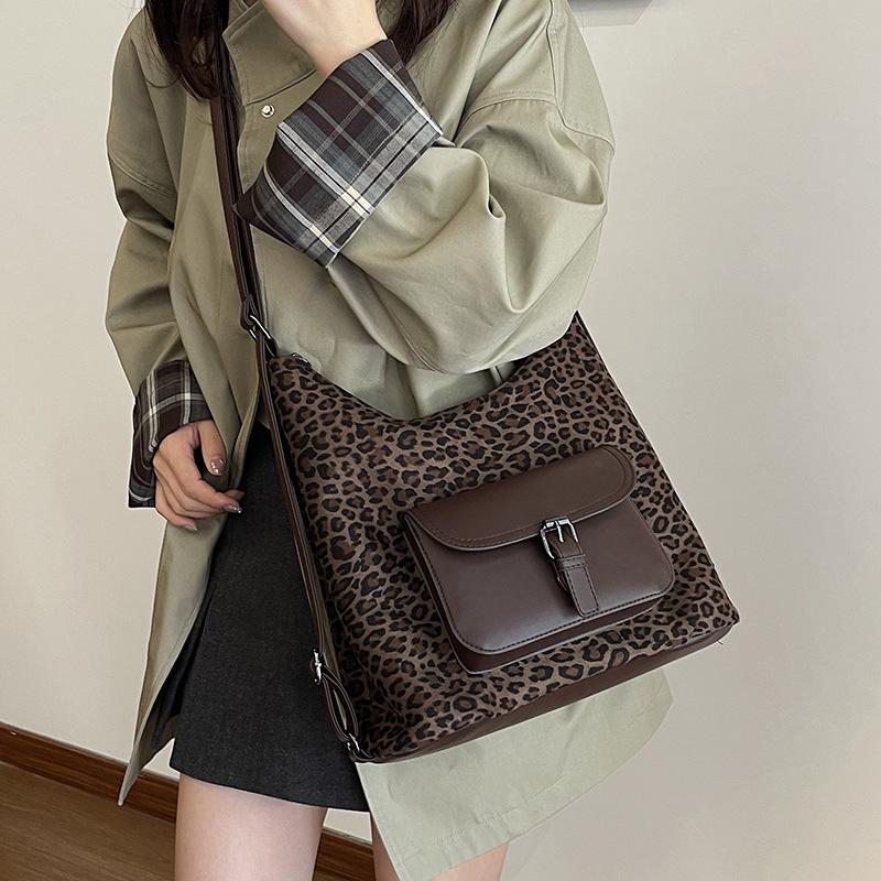 Large capacity bag women's new backpack leopard print travel backpack commuter shoulder messenger bag tide