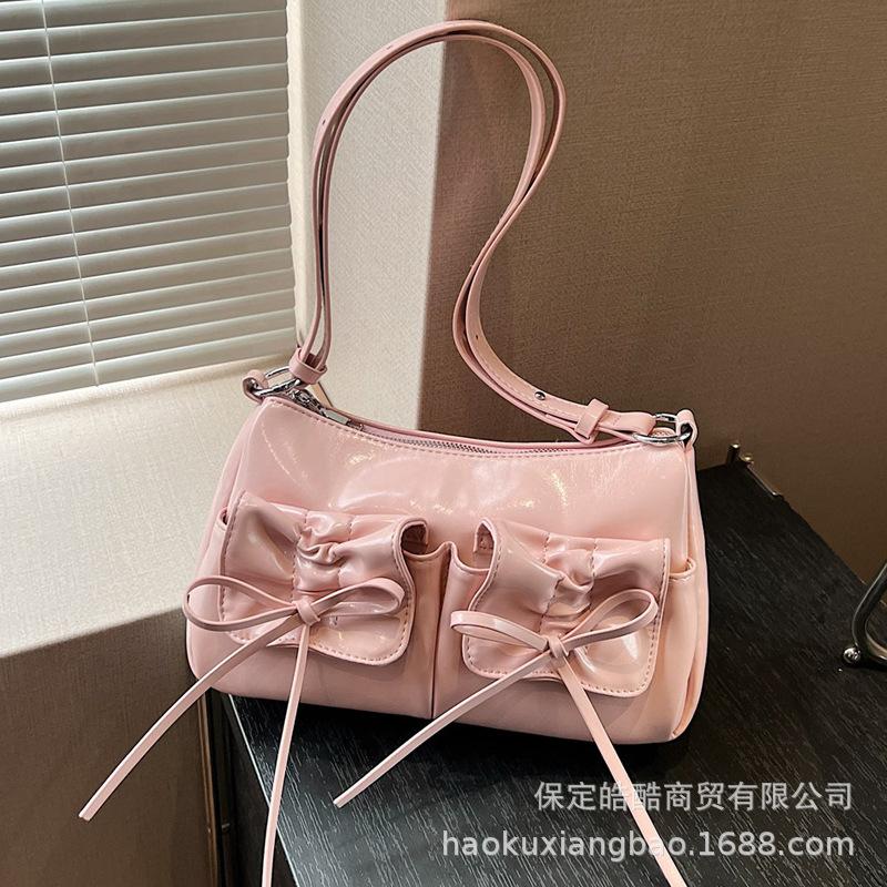 Large capacity bag women's autumn and winter 2025 new fashion niche design shoulder messenger bag commuter underarm small square bag