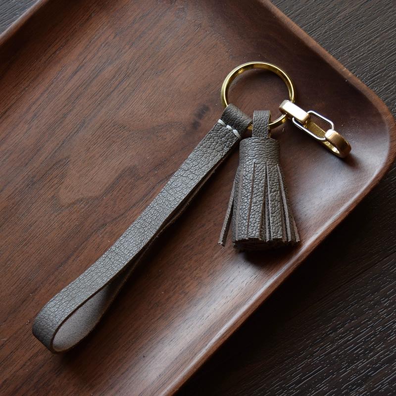 Originální francouzský kozí semišový ručně vyrobený střapec, přívěsek na klíče od auta, ozdoba dámské kabelky, zakázková dárková klíčenka.