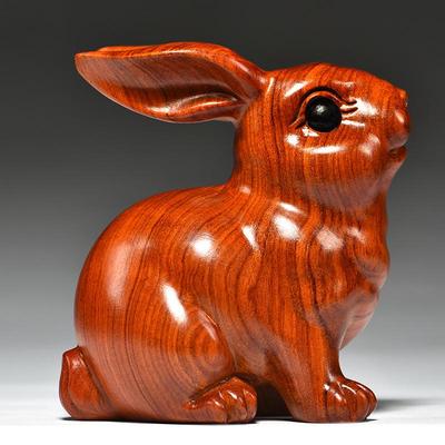 Ornament z gruszy - Królik Zodiac: Rzeźba z litego drewna do dekoracji domu lub salonu, idealna na prezent z okazji parapetówki.