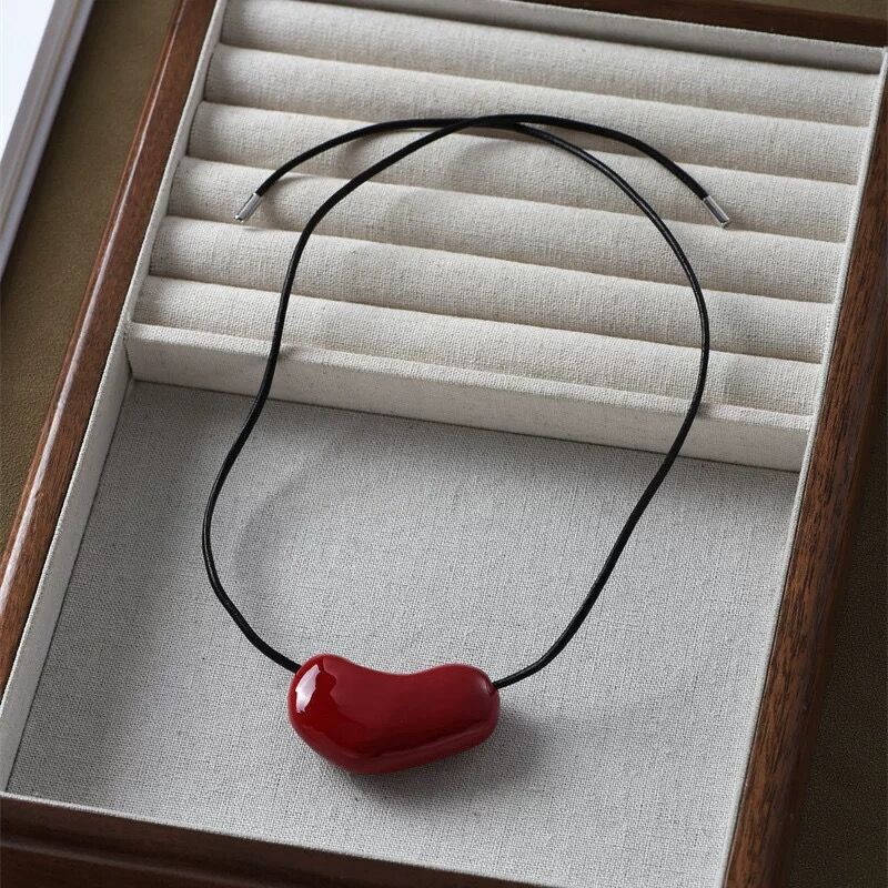 

Чжан Юэр АКИ красная эмалевая цепочка с надписью «любовь», женская легкая, роскошная, нишевая, высокого класса, черная веревочная цепочка на шею, цепочка на ключицу