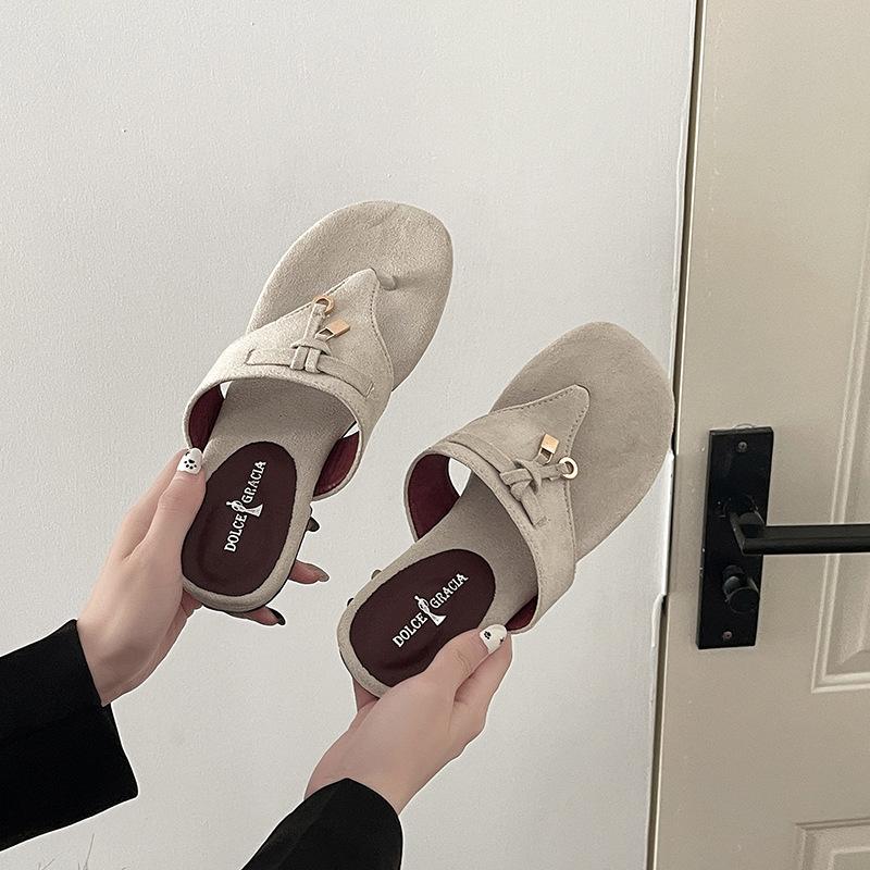 2025 Summer New Retro Pinch-on Flip-flops Shoes Women's Shoes Wear French Small Sandals Beach Sandals Soft