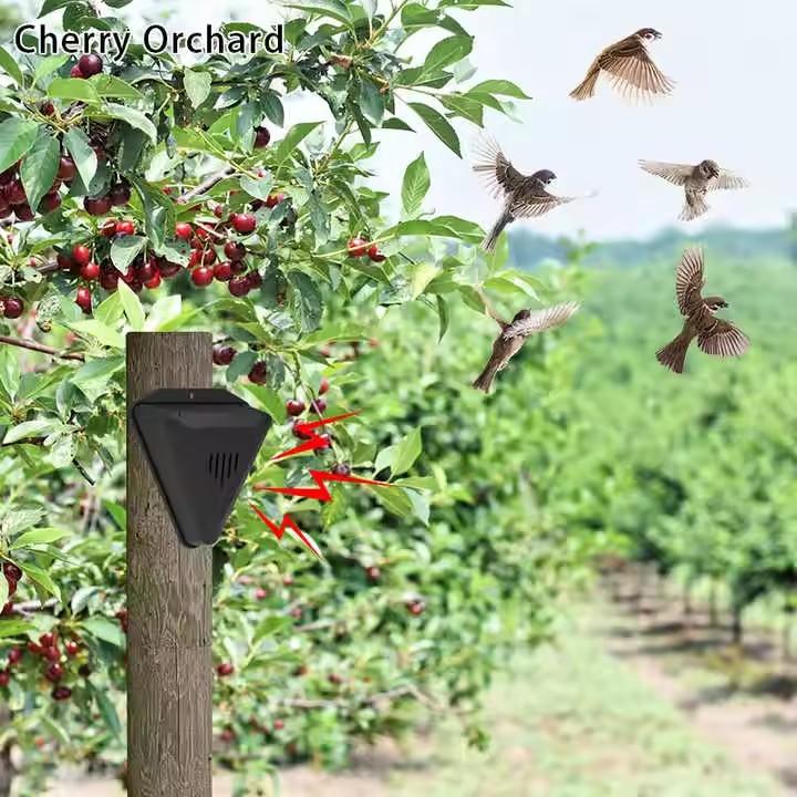 Solar-Powered Outdoor Animal Repeller with Sound & Light Alarm, Weatherproof Pest Control for Garden/Yard/Farm