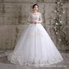 Elegantes schulterfreies Satin-Hochzeitskleid mit kleiner Schleppe und Prinzessinnenärmel-Detail Braut
