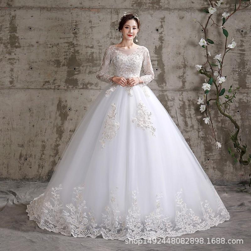 Elegantes schulterfreies Satin-Hochzeitskleid mit kleiner Schleppe und Prinzessinnenärmel-Detail Braut