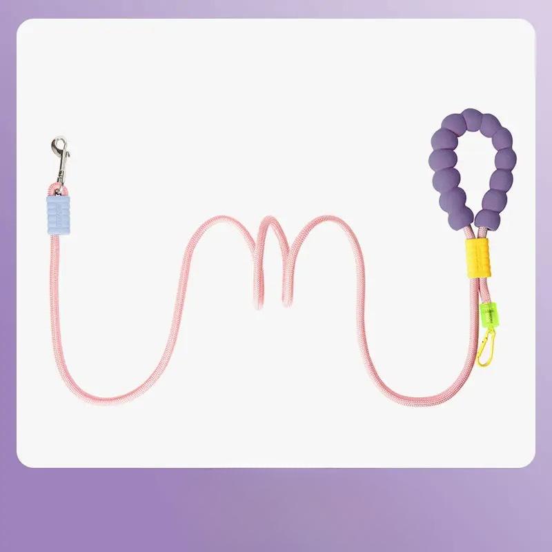 

Собачий поводок можно носить через плечо, чтобы освободить руки.. Это поводок для выгула питомца и взрывозащищенная и ударопрочная цепь для выгула собаки. фиолетовый/розовый