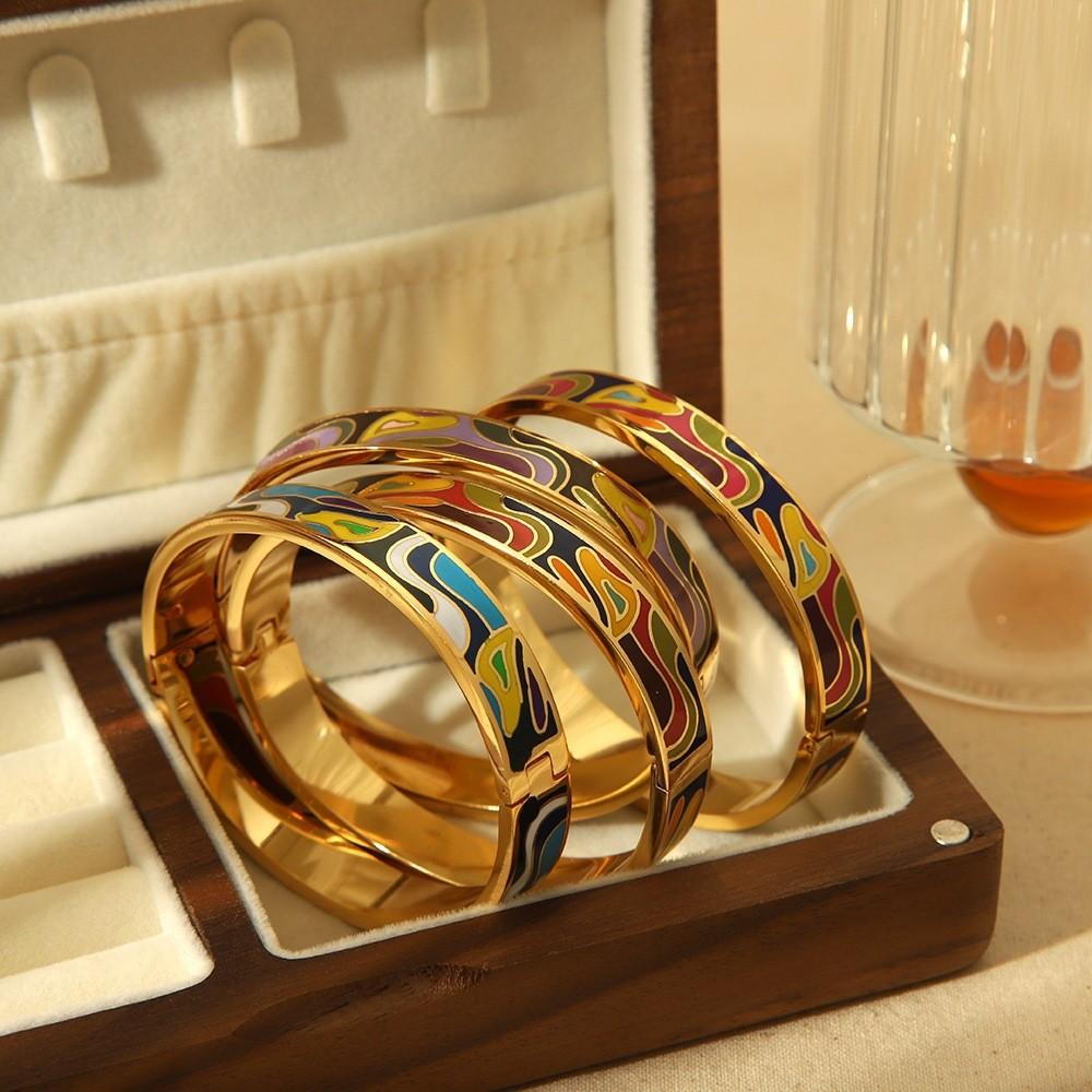 Modern Stainless Steel Cuff Bracelet With Engraved Pattern For Elegant Summer Style