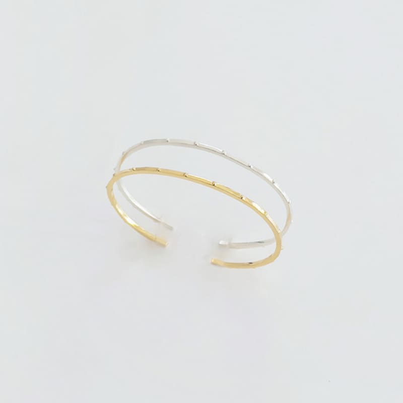 

STILL INSTANT Tide Dot Bangle / Bracelet Silver
