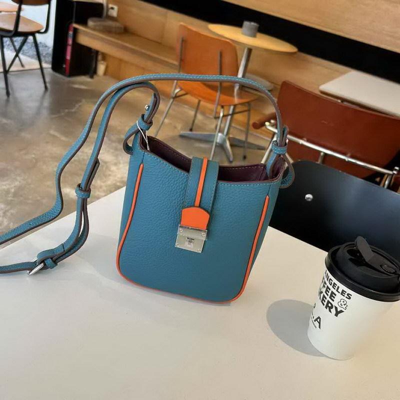 

2025 Новая женская сумка из натуральной кожи с накладным верхом из коровьей кожи, с завязками на шнурке, маленькая сумка-ведро, мини-сумка Lucky Bag, сумка-тоут Cross Border 19x16x7.5CM