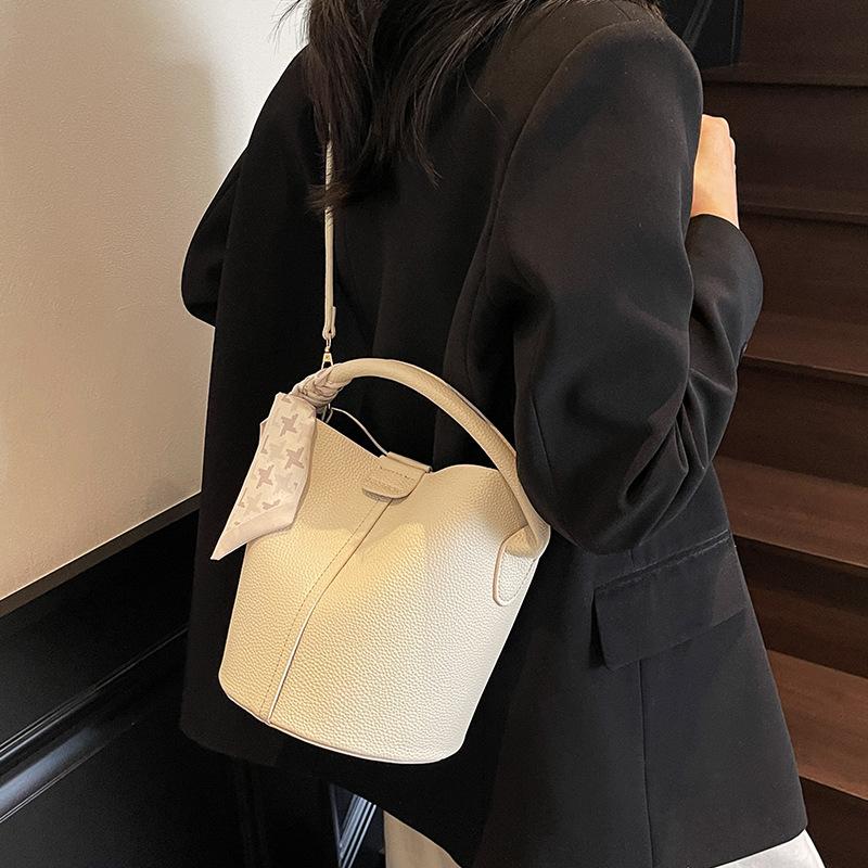 Popular temperament portable bucket bag 2025 spring new high-end messenger bag popular fashion women's shoulder bag