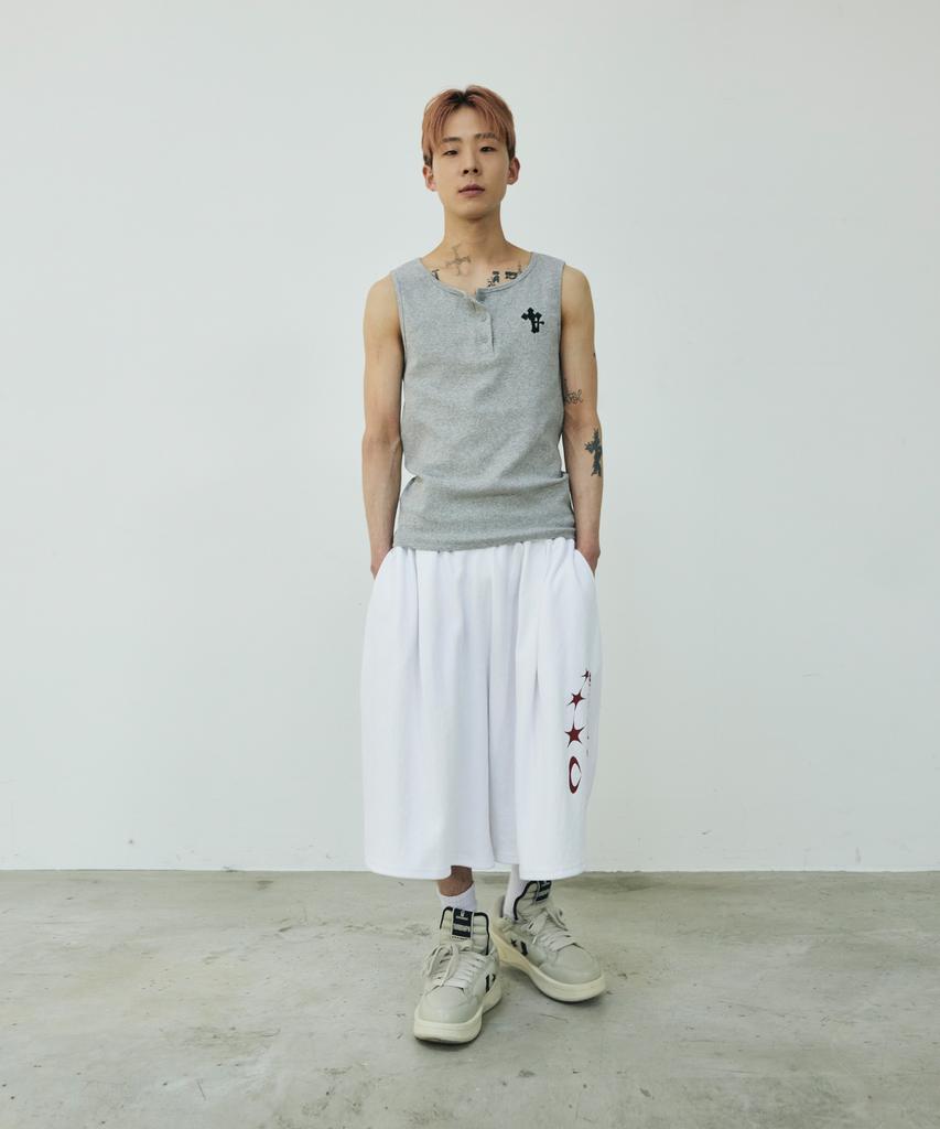SCALLYWAG [Ryu Jeong-Ran × Skelly Wung] Side Familia Bermuda Training Shorts [White]