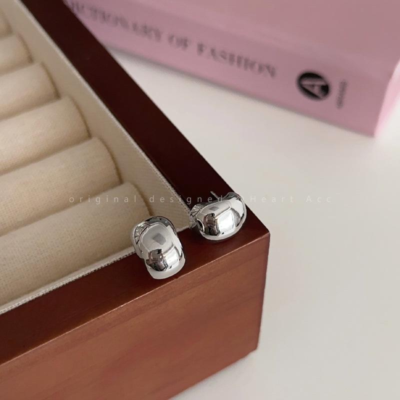 

Gold retro matte metal stud earrings women s light luxury niche design high-end earrings new popular earrings срібний