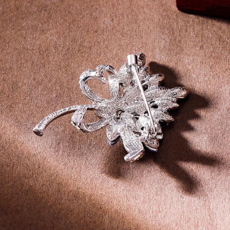 Exquisite Rhinestone-Inlaid Crystal Brooch Pin – Retro Corsage Ornament for Coats and Clothing