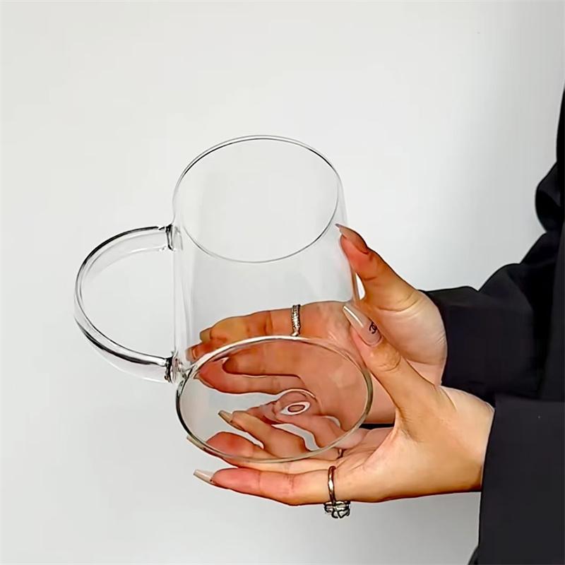 כוס זכוכית גדולה בנפח 1000 מ"ל עם ידית ומכסה, עם סולם מדידה, כוס מים, כוס זכוכית, בקבוק מיץ חלב, כלי שתייה לבית ולמשרד