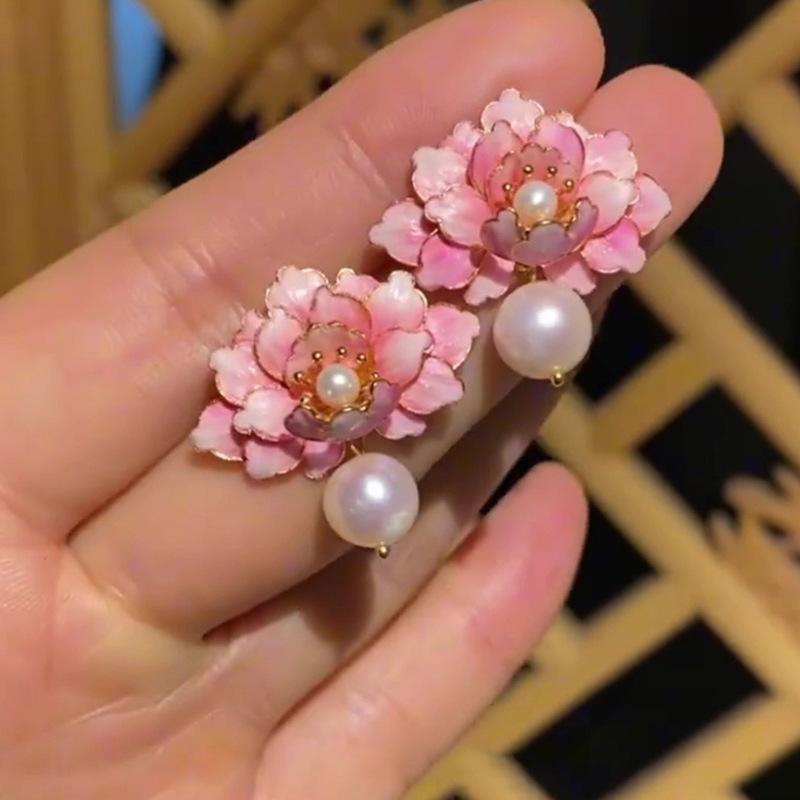 

Розовые серьги-пусеты с цветком-каплей масла и жемчугом, милые девичьи серьги-пусеты в модном стиле, свежие аксессуары для ранней весны, серьги женские