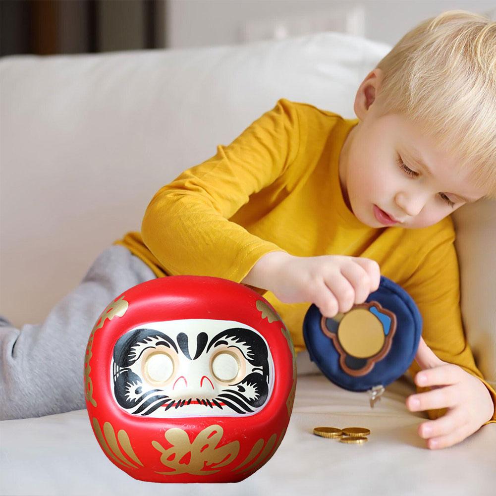 Niedliche Japanische Mini Daruma Spardose Puppe Glückskatze Einzigartiges Heim-Büro Ornament Shui Dekoration Q8Q3