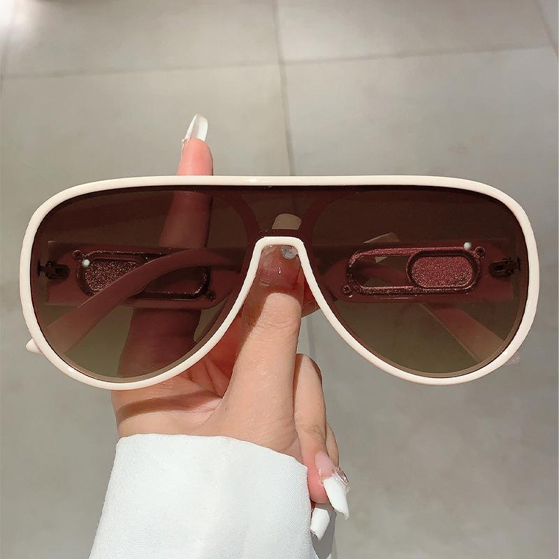 Flat Top Pilot One Piece Sunglasses Women For Men Luxury Brand Designer Vintage Punk Sunglasses Popular Rivet Big Frame Shades