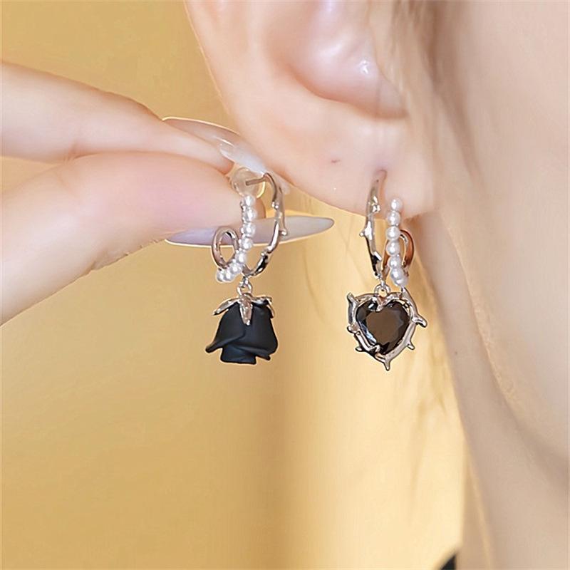 

Винтажные серьги с черной розой