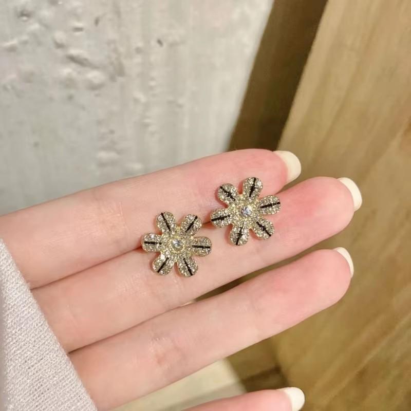 New Flower Hanging Earrings White Enamel Floral Acrylic Petals Crystal Imitation Pearl Dangle Earrings for Women brincos