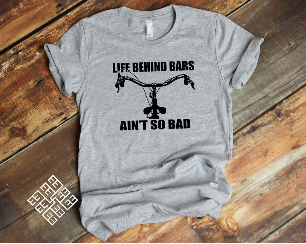 Fahrrad T-Shirt, Das Leben hinter Gittern ist gar nicht so schlecht, Lustiges Fahrrad T-Shirt, Radtour Tee, Geschenk für Radfahrer, Grafik-T-Shirt mit Zitat für Fahrrad-Enthusiasten
