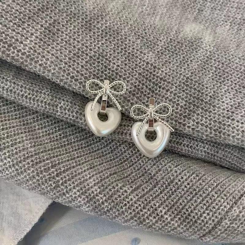 

Korean Geometric Bow & Heart Stud Earrings: Light Luxury Fashion, Unique & Versatile Design