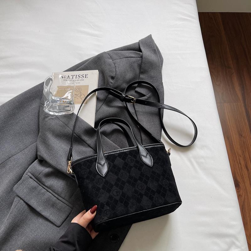 This Year's Popular Bag Women's Autumn and Winter Versatile 2025 New Retro Shoulder Messenger Bag Simple Bucket Bag