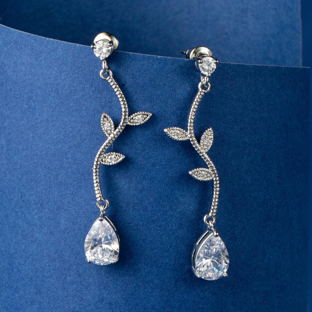 Simple Long Copper Inlaid Zircon Earrings Leaf Stud Earrings Personality Chic Earrings Temperament Elegant Women's Earrings Decoration