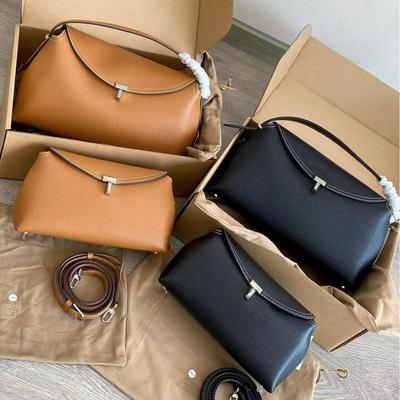 Torba crossbody TOTEME Pillow - Zapięcie na zamek i duża pojemność