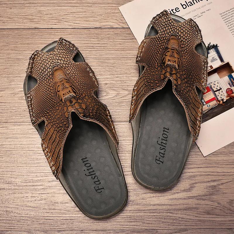 High Quality and Durable Men's Slippers Lightweight and Non Slip Outdoor Sandals Large Size Simple and Fashionable Beach Shoes