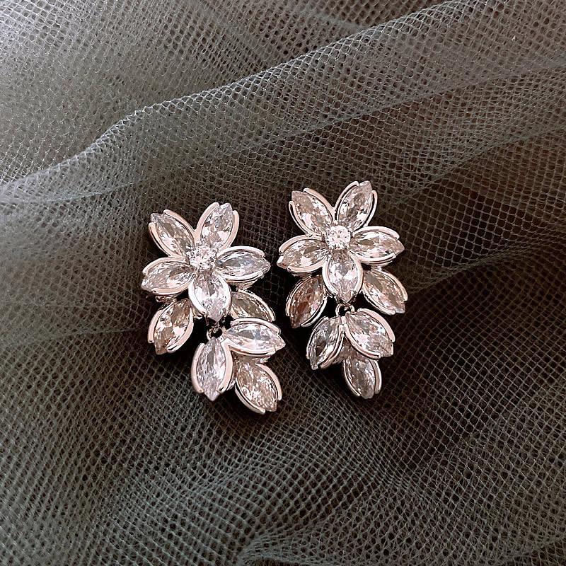 

Korean Crystal Flower Drop Earrings for Woman Fashion Elegant Shiny Zircon Geometric Temperament Earrings Wedding Party Jewelry серебряный