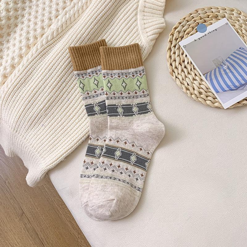 Autumn and Winter Retro Diamond-patterned Striped Thickened Cashmere Mid-calf Socks for Trendy Women