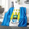 Fotbalová deka Manchester Crest z flanelu, měkký polyester, moderní design, celoroční pro kempování, cestování, dárky k svátkům nebo narozeninám