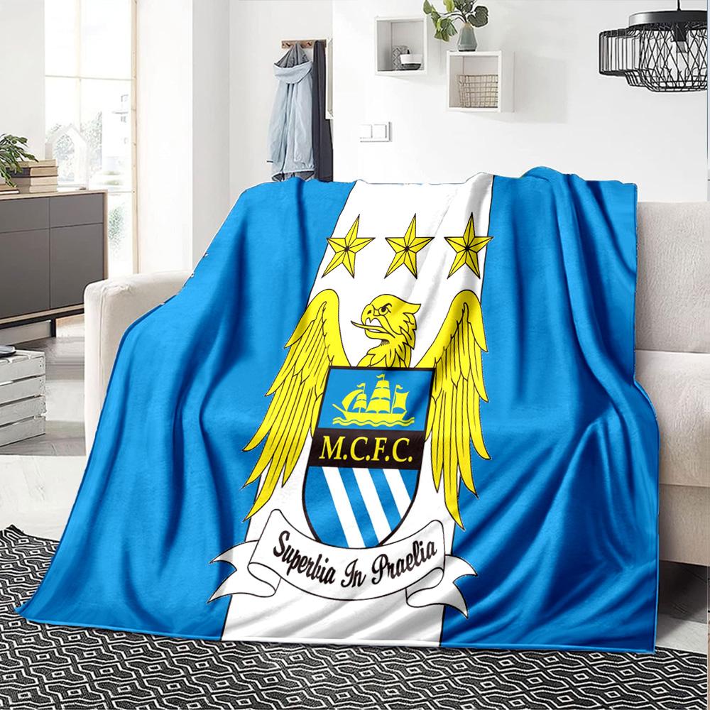 Fotbalová deka Manchester Crest z flanelu, měkký polyester, moderní design, celoroční pro kempování, cestování, dárky k svátkům nebo narozeninám