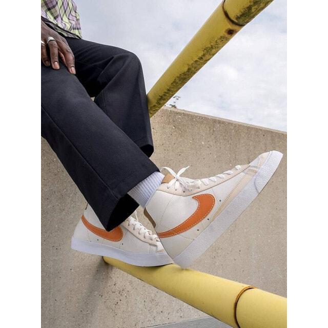 

Кремовые и бежевые кроссовки с эмблемой Nike Blazer Mid 77