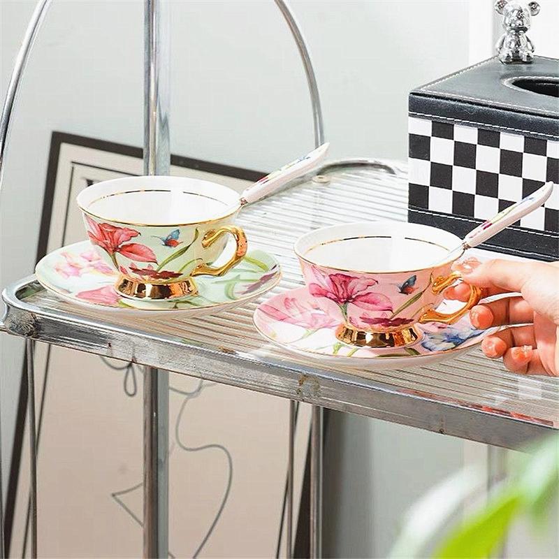 180ML/200ML Britský šálka na popoludňajší čaj s tanierikom a lyžičkou Elegantný kvet ľalie Vysoko kvalitný porcelán Hrnček na kávu Šálka na čaj Poháre na pitie