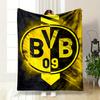 Dwukolorowy żółto-czarny okrągły emblemat z pogrubionym napisem "BVB 09". koc na wszystkie pory roku narzuta na drzemkę prezent