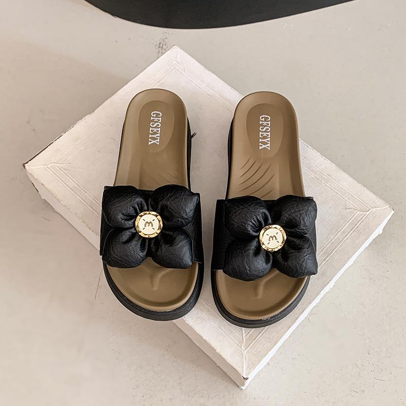 Fashion cute flower flat bottom cool slippers women wear 2025 summer new fairy wind one word cool slippers