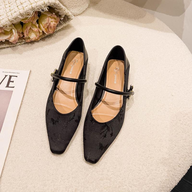 French Mary Jane shoes 2025 new spring and autumn women's shoes with Chinese national style embroidered low heel shallow mouth single shoes
