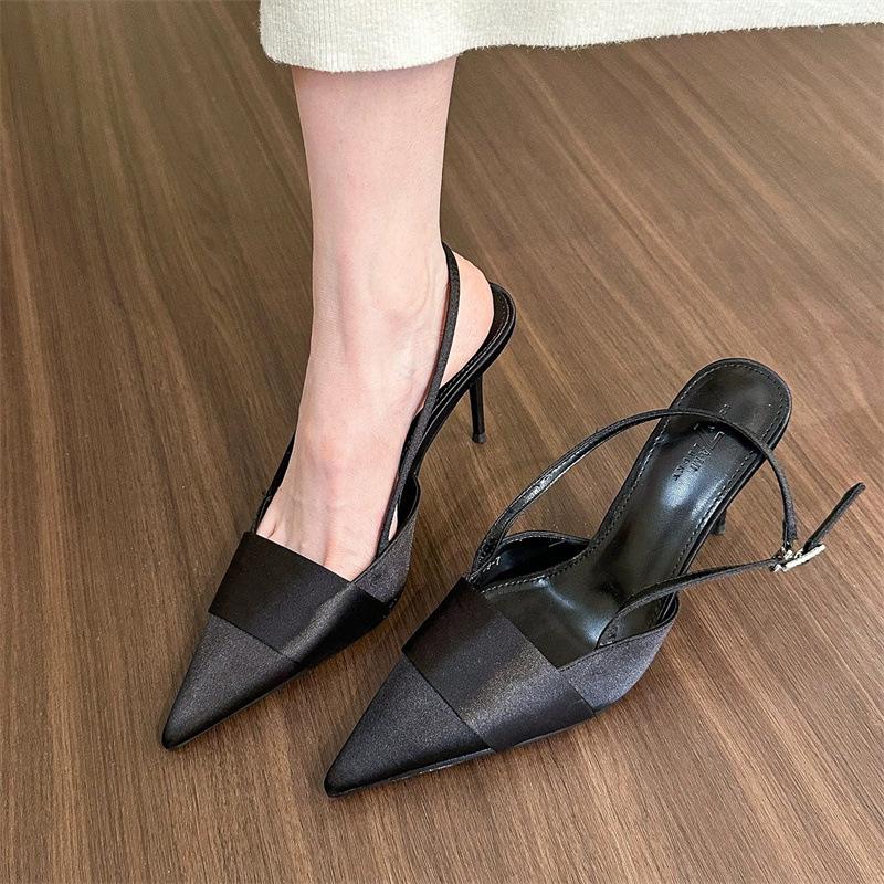 Elegante Damen-Stilettosandalen aus silbernem Satin: Modische Pumps mit spitzer Zehenpartie, geschlossenem Zehenbereich und offener Ferse Size 39 schwarz