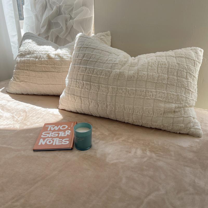 Rabbit Fleece Four-Piece Set, Thickened Milk Fleece Bed Sheet, Coral Fleece Quilt Cover, Three-Piece Flannel Bed Hat On The Bed