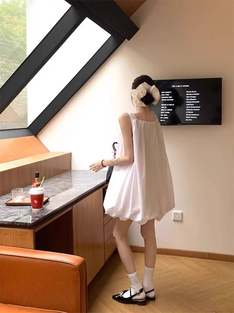 Indifferent Style: Chic Black Tulip Dress - Minimalist, Sleeveless, Loose Fit for 2026 Summer