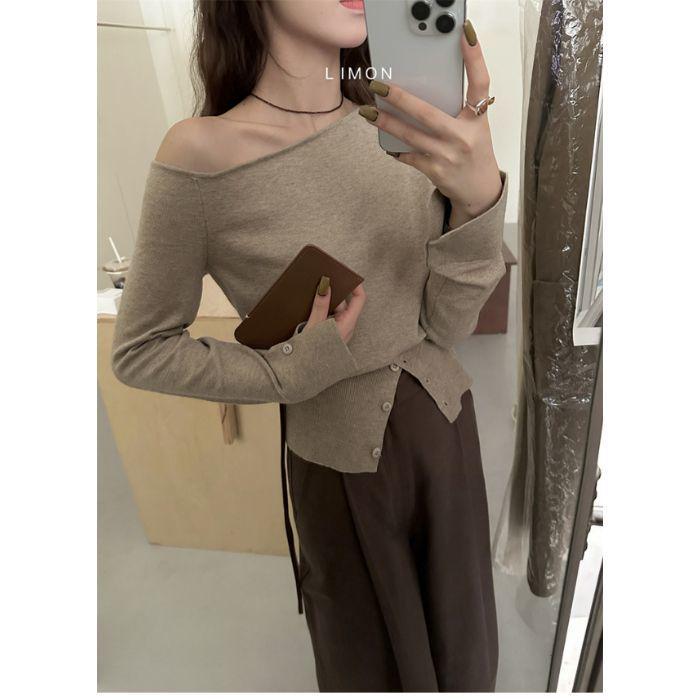 Design Sense Slanted Off-Shoulder Knit Top: Women's Slimming Long Sleeve, Autumn/Winter Collection, Small Size, Elegant and Versatile Fashion