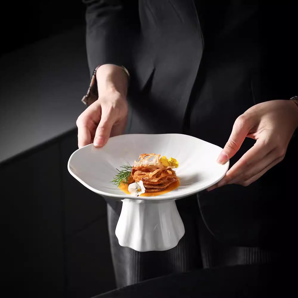 Elegantní keramický dezertní talíř pro předkrmy, studená jídla a ovoce