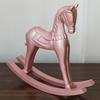 Holz Rosa Schaukelpferd Miniaturfigur Kinderzimmer Dekoration Handgefertigt Europäische Stile Wohnakzent Für Kinderzimmer Geschenk