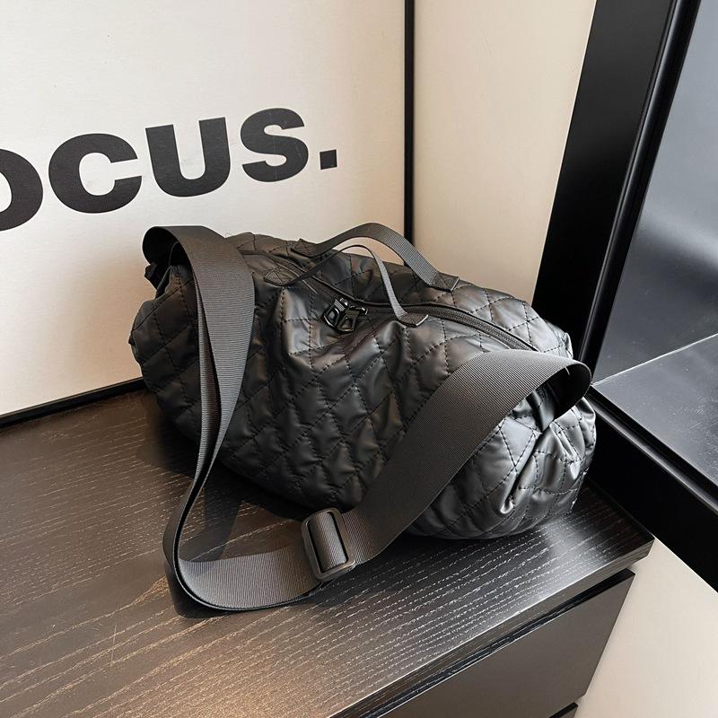 

Модная сумка-мессенджер с бриллиантами большой вместимости женская 2025 новый тренд путешествия личность иностранный стиль для поездок на работу портативная сумка на плечо