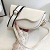 Nieuwe Effen Kleur PU Leer Dames Crossbody Tas Met Stijlvolle Rode Brede Schouderband Schouder Compact Vierkante Tas