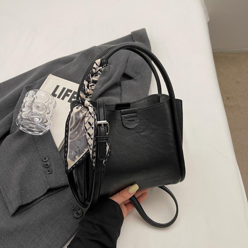 

This year s popular portable bucket bag women s 2025 autumn new fashionable and simple shoulder small bag commuter messenger bag чорний